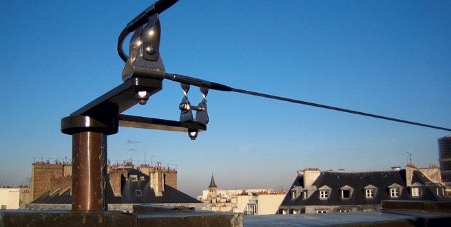 Ligne de vie installée sur les toits du théâtre de l’Odéon à Paris