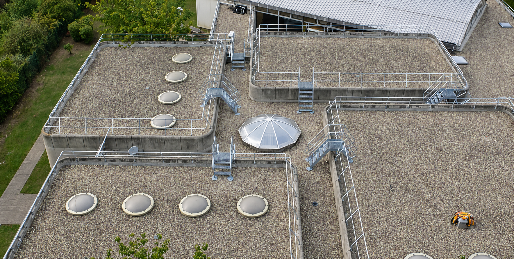 Garde-corps et accès sécurisé installés en toiture